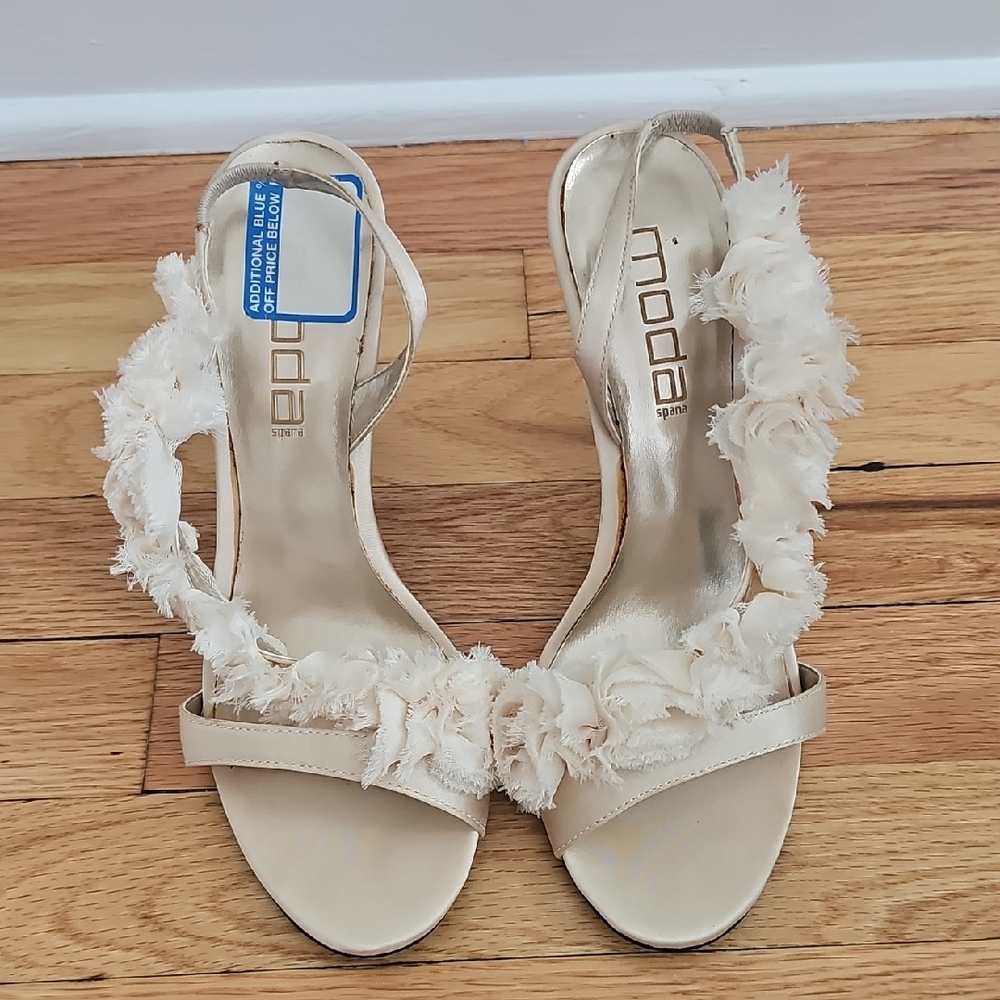 Moda Women's Cream Ruffle Toe And Top Elastic Back Heels Size 8.5